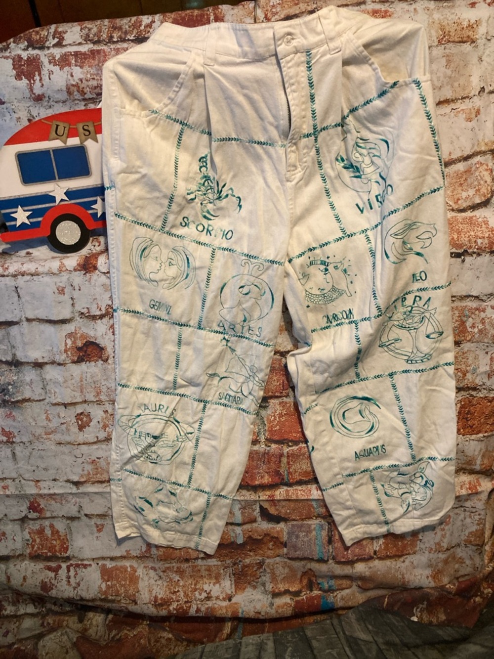 Urban Outfitters Cream Capris with Teal Graphic Print - Picture 2 of 11